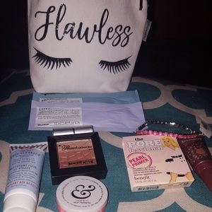 Flawless makeup bag with 7 items included